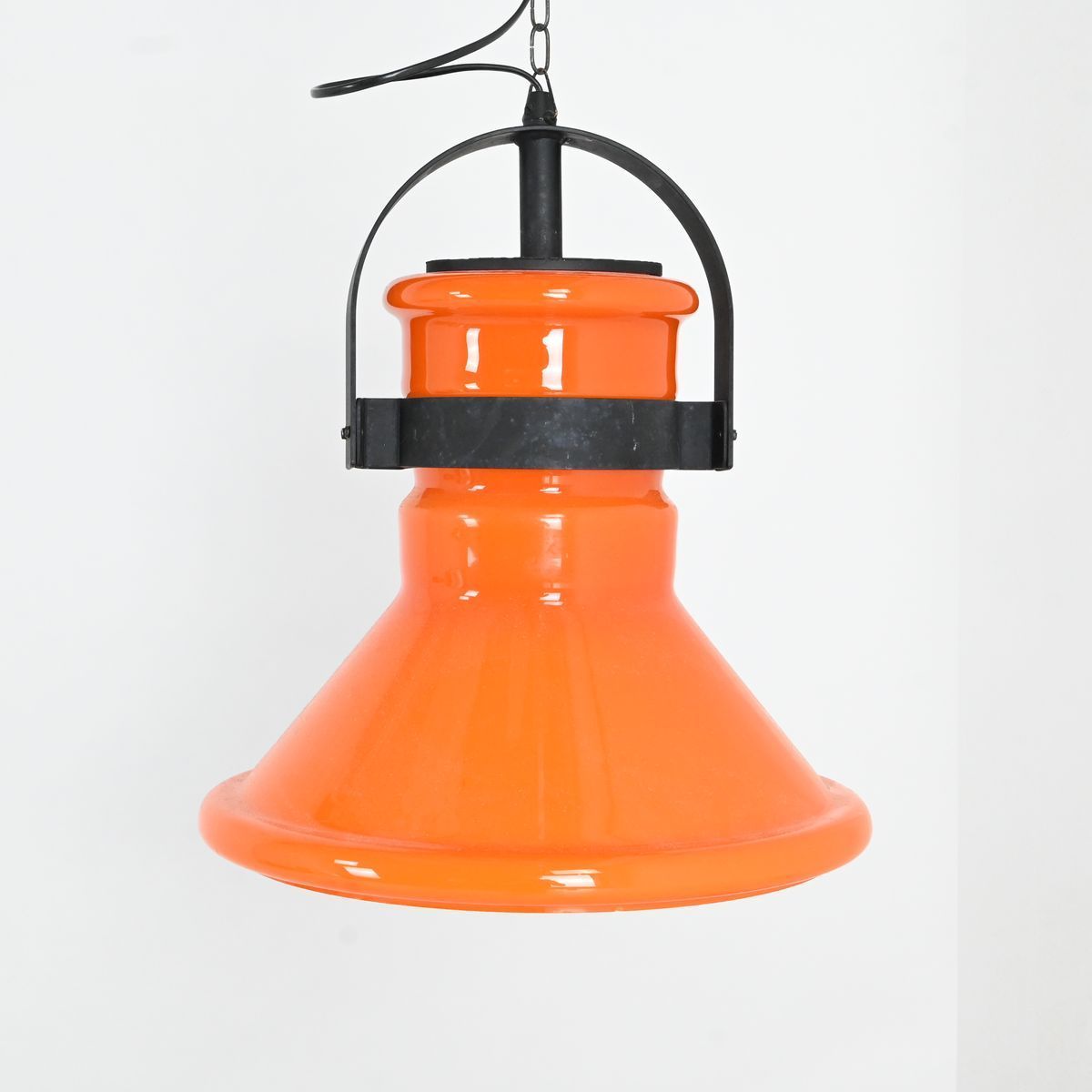 Taklampa, orange glas och metall, 1970-tal på auktion i Luleå, Norrbottens län hos Luleå Auktionsverk