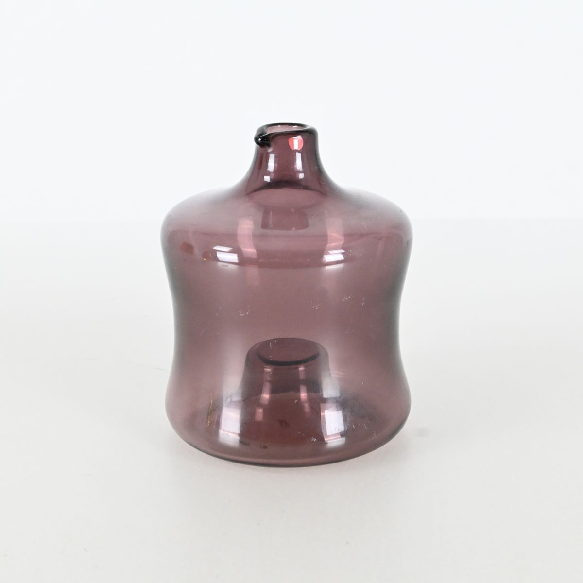 Timo Sarpaneva, Vas, lila glas, iittala, signerad. på auktion i Luleå, Norrbottens län hos Luleå Auktionsverk