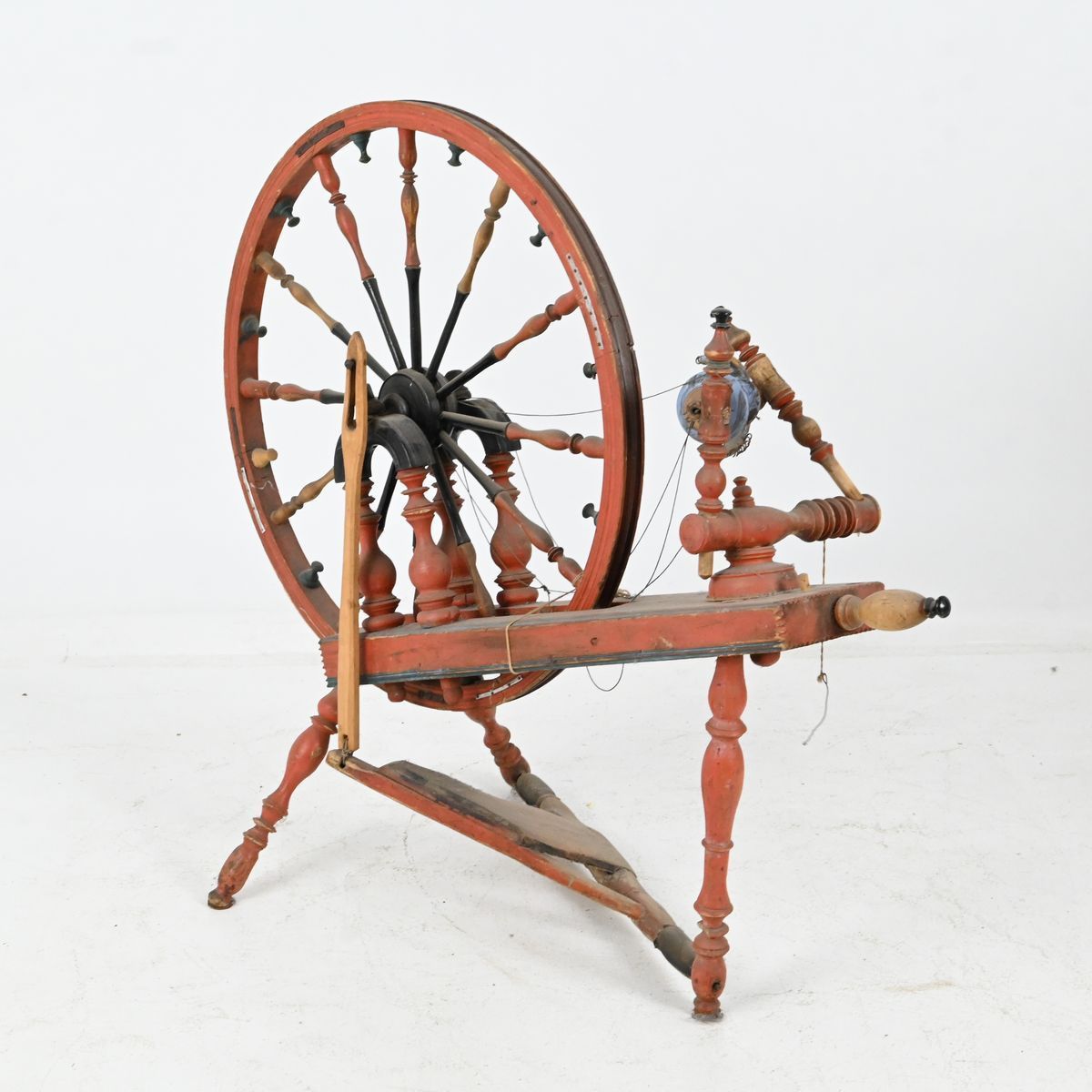 Spinnrock, orignalmålad, 1800 tal på auktion i Luleå, Norrbottens län hos Luleå Auktionsverk