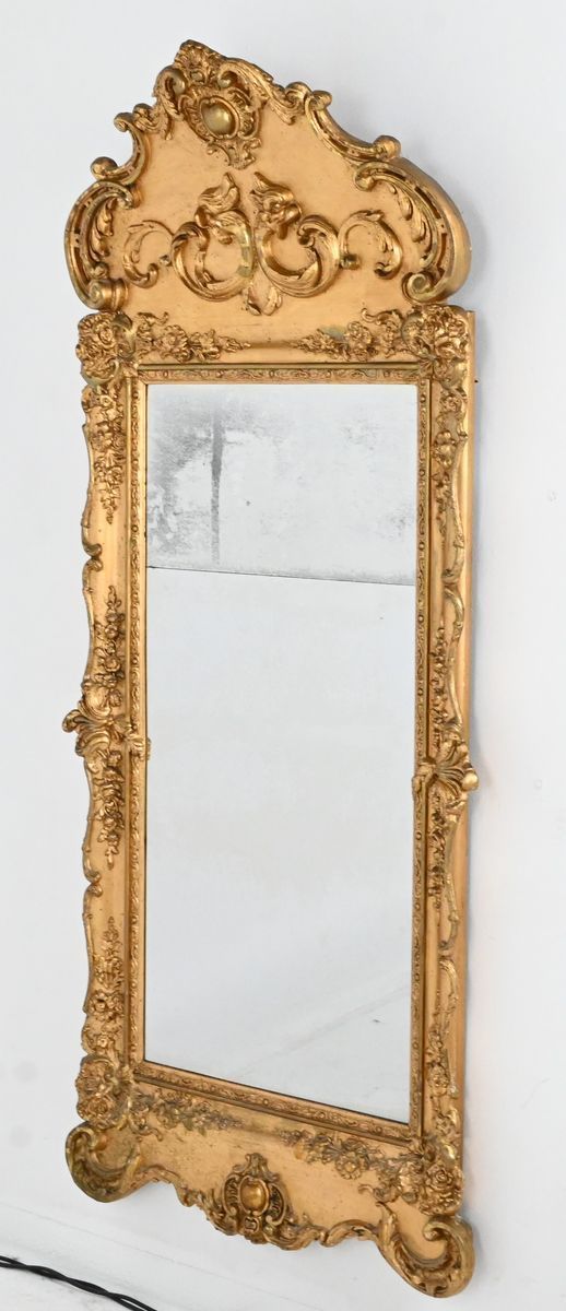 Antik spegel, guldförgylld ram, delat glas, 1800-tal på auktion i Luleå, Norrbottens län hos Luleå Auktionsverk