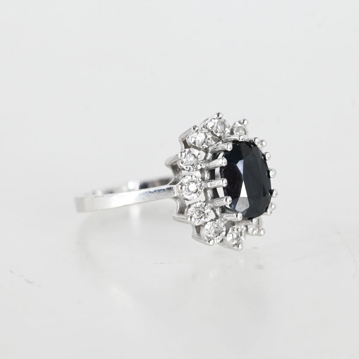 Ring med safir och 12 diamanter, 18K vitt Guld på auktion i Luleå, Norrbottens län hos Luleå Auktionsverk
