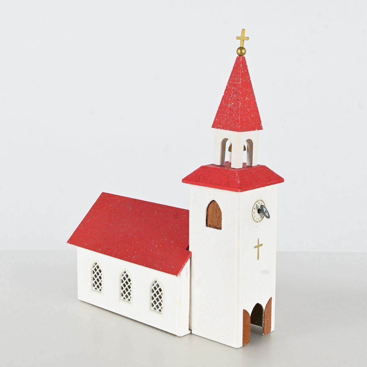 Kyrka med speldosa på auktion i Luleå, Norrbottens län hos Luleå Auktionsverk
