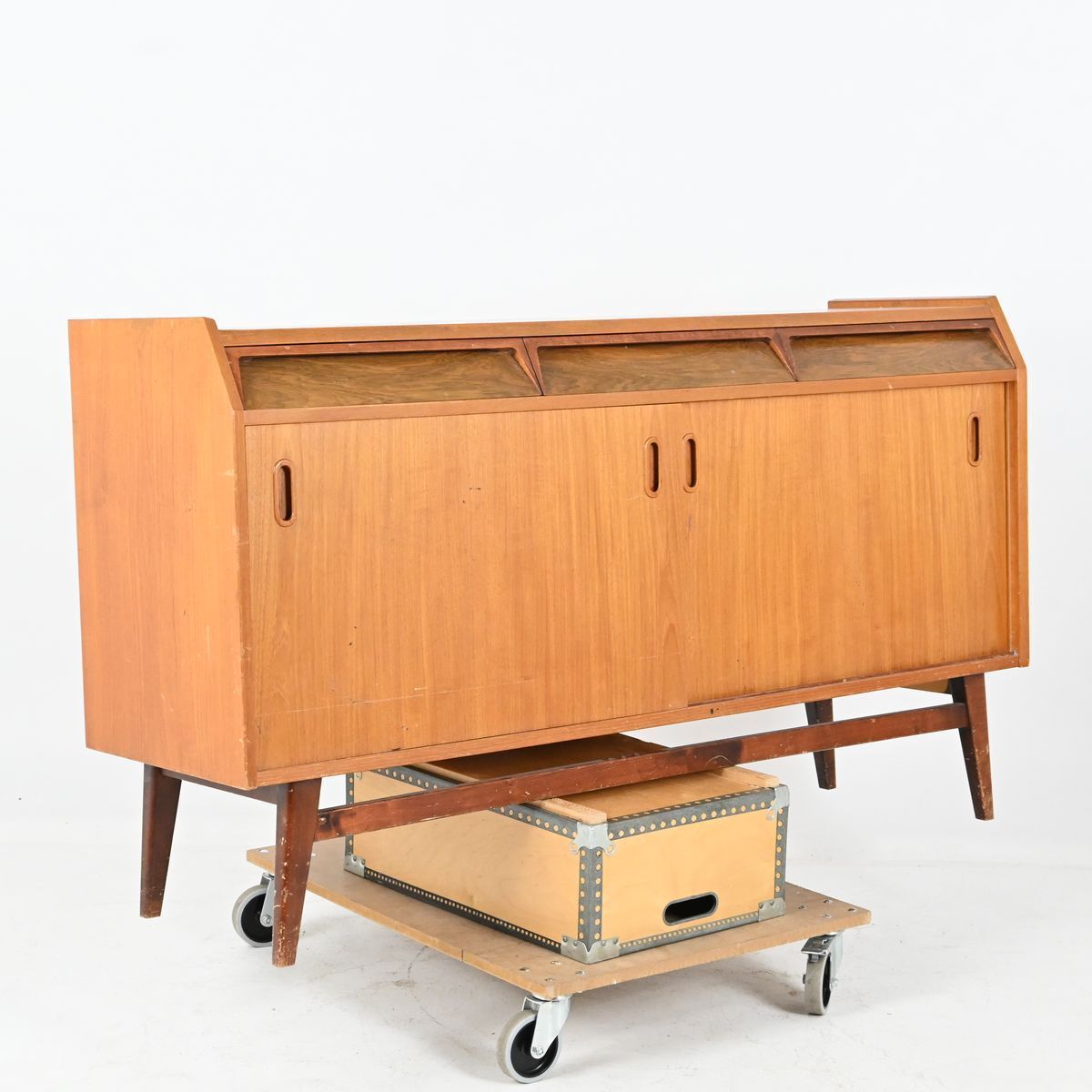 Sideboard, teak, 1950-tal på auktion i Luleå, Norrbottens län hos Luleå Auktionsverk