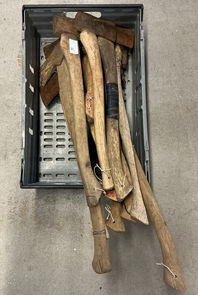Parti gamla yxor på auktion i Luleå, Norrbottens län hos Luleå Auktionsverk