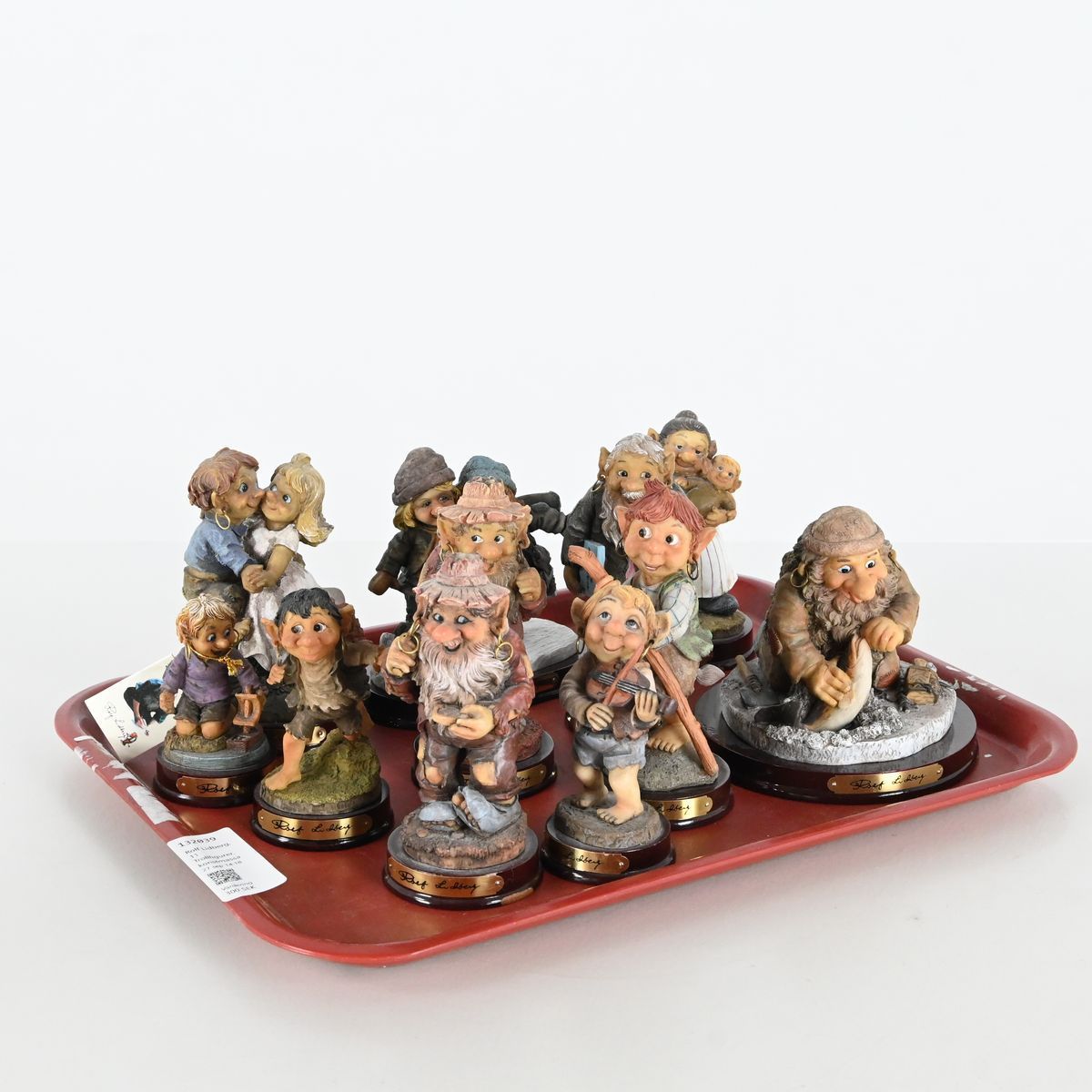 Rolf Lidberg, 11 Trollfigurer, konstmassa på auktion i Luleå, Norrbottens län hos Luleå Auktionsverk