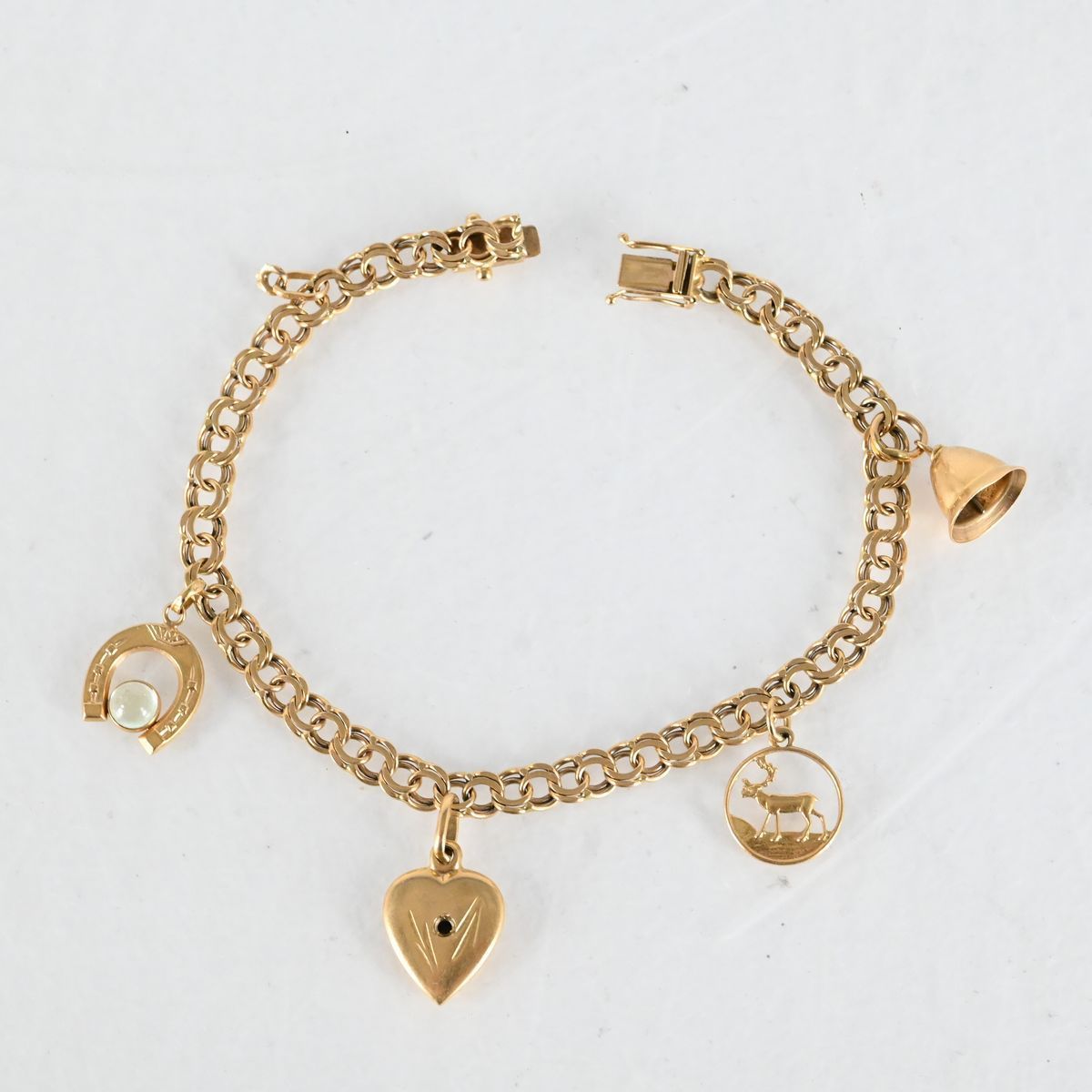 Armband med 4 berlocker "Bismarck", 18K Guld på auktion i Luleå, Norrbottens län hos Luleå Auktionsverk