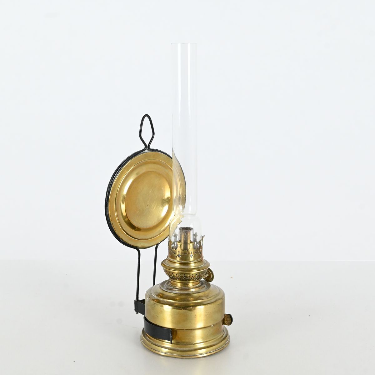 Väggfotogenlampa, mässing på auktion i Luleå, Norrbottens län hos Luleå Auktionsverk