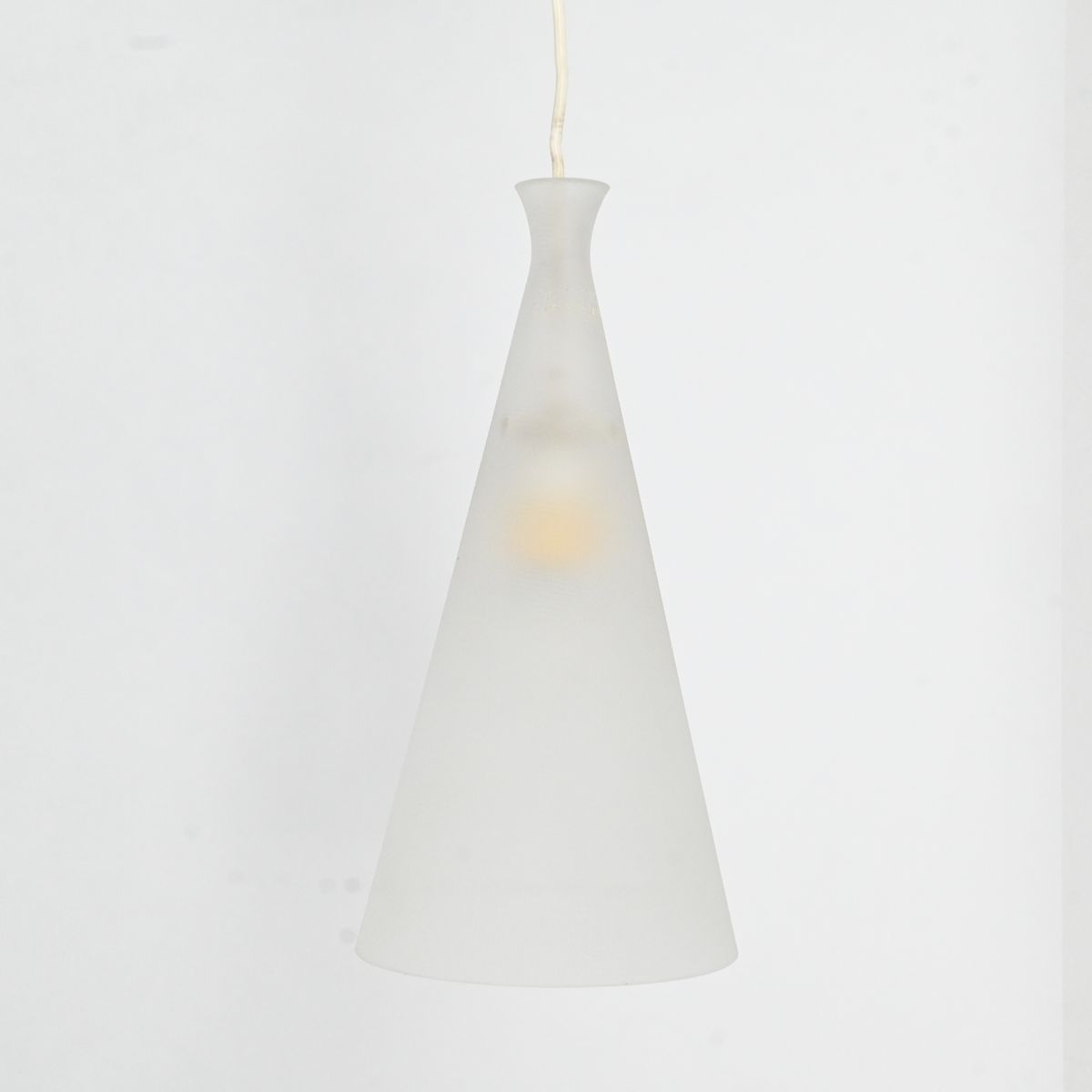 Taklampa, frostat glas, 1950-tal på auktion i Luleå, Norrbottens län hos Luleå Auktionsverk