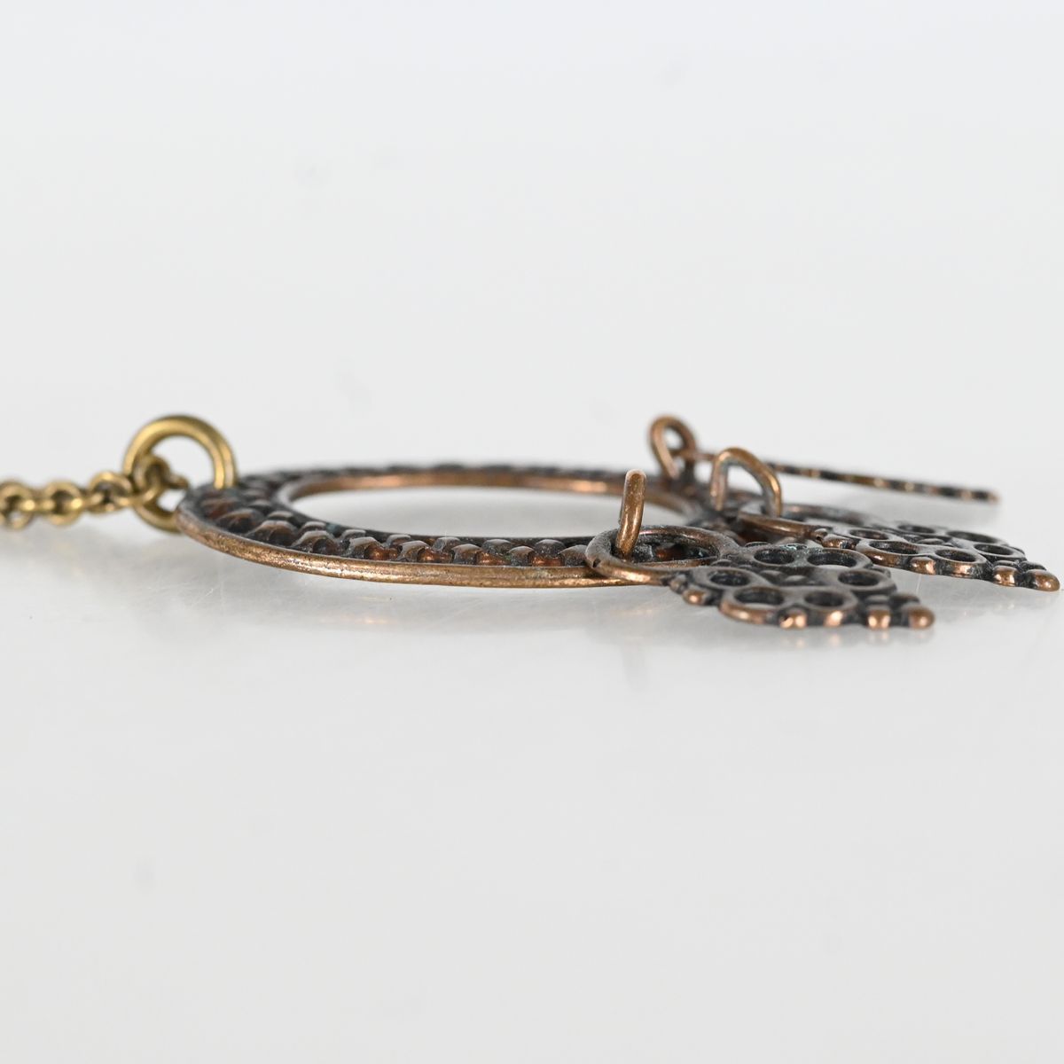 Kalevala, Halsband med hänge Brons, Finland (128704) — Luleå Auktionsverk