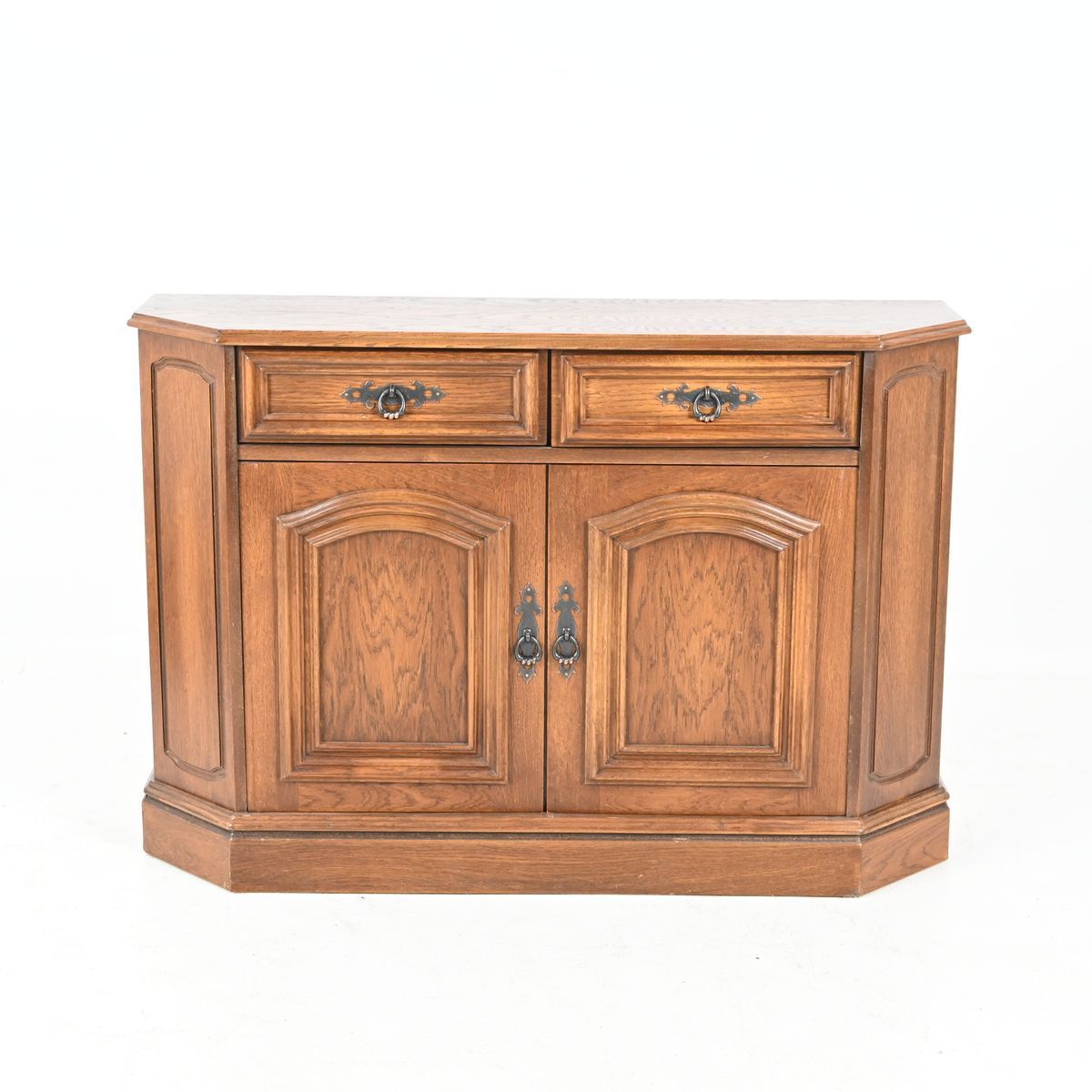 Sideboard / Buffe, Ek på auktion i Luleå, Norrbottens län hos Luleå Auktionsverk