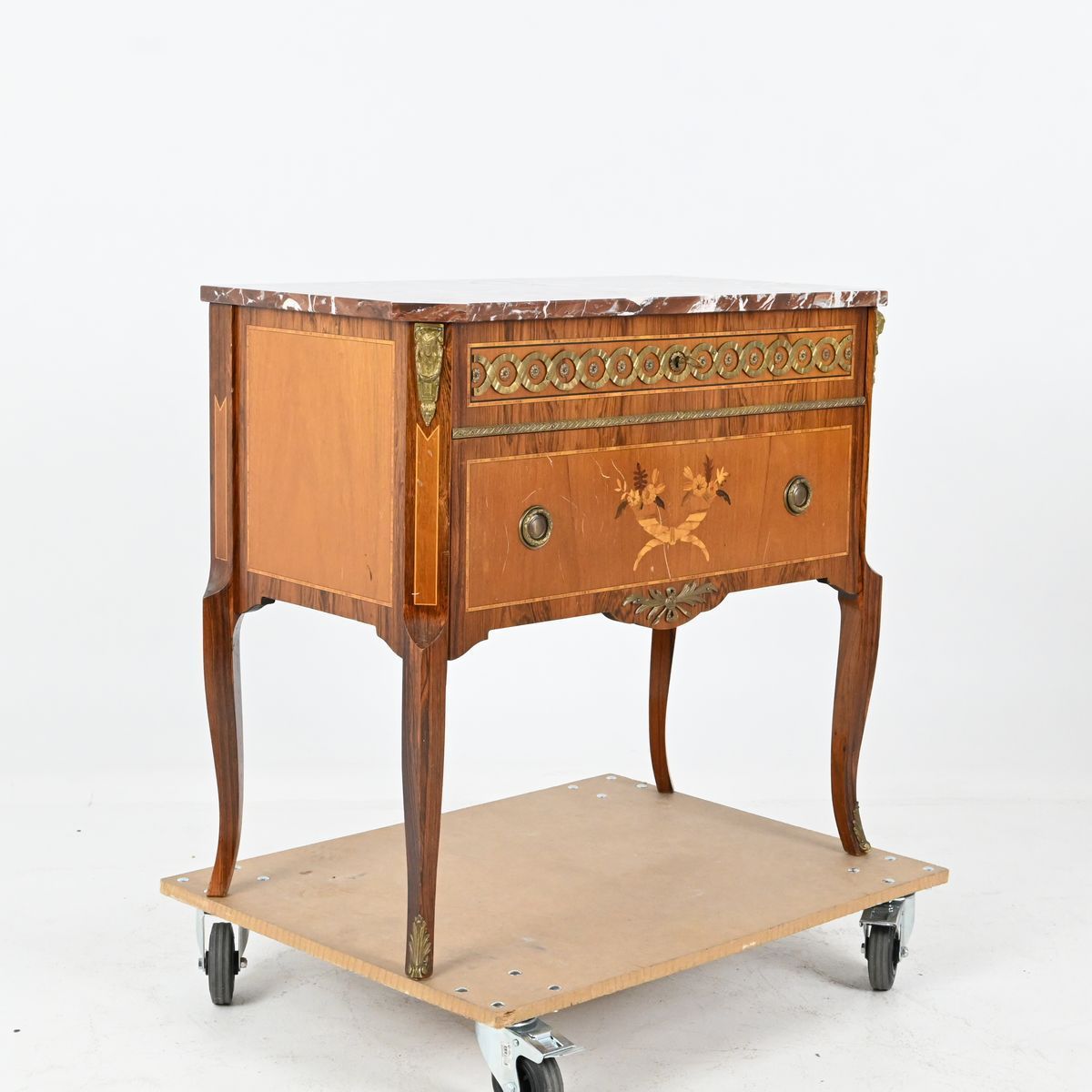 Stilbyrå med marmorskiva, Mahogny och intarsia, 1900 talets mitt på auktion i Luleå, Norrbottens län hos Luleå Auktionsverk