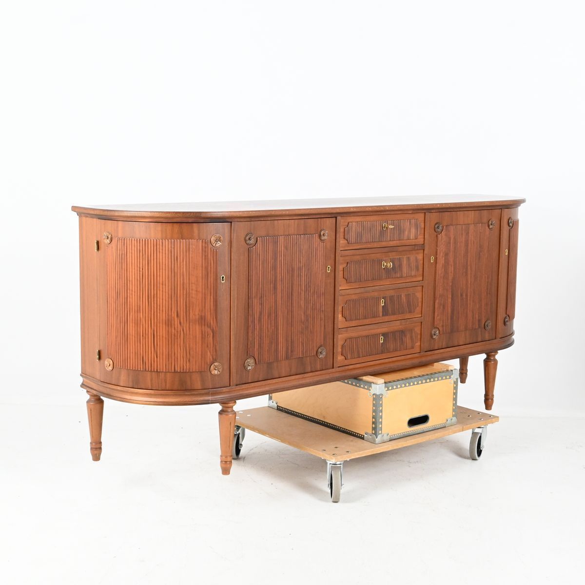 Sideboard, Valnöt, Gustaviansk stil på auktion i Luleå, Norrbottens län hos Luleå Auktionsverk