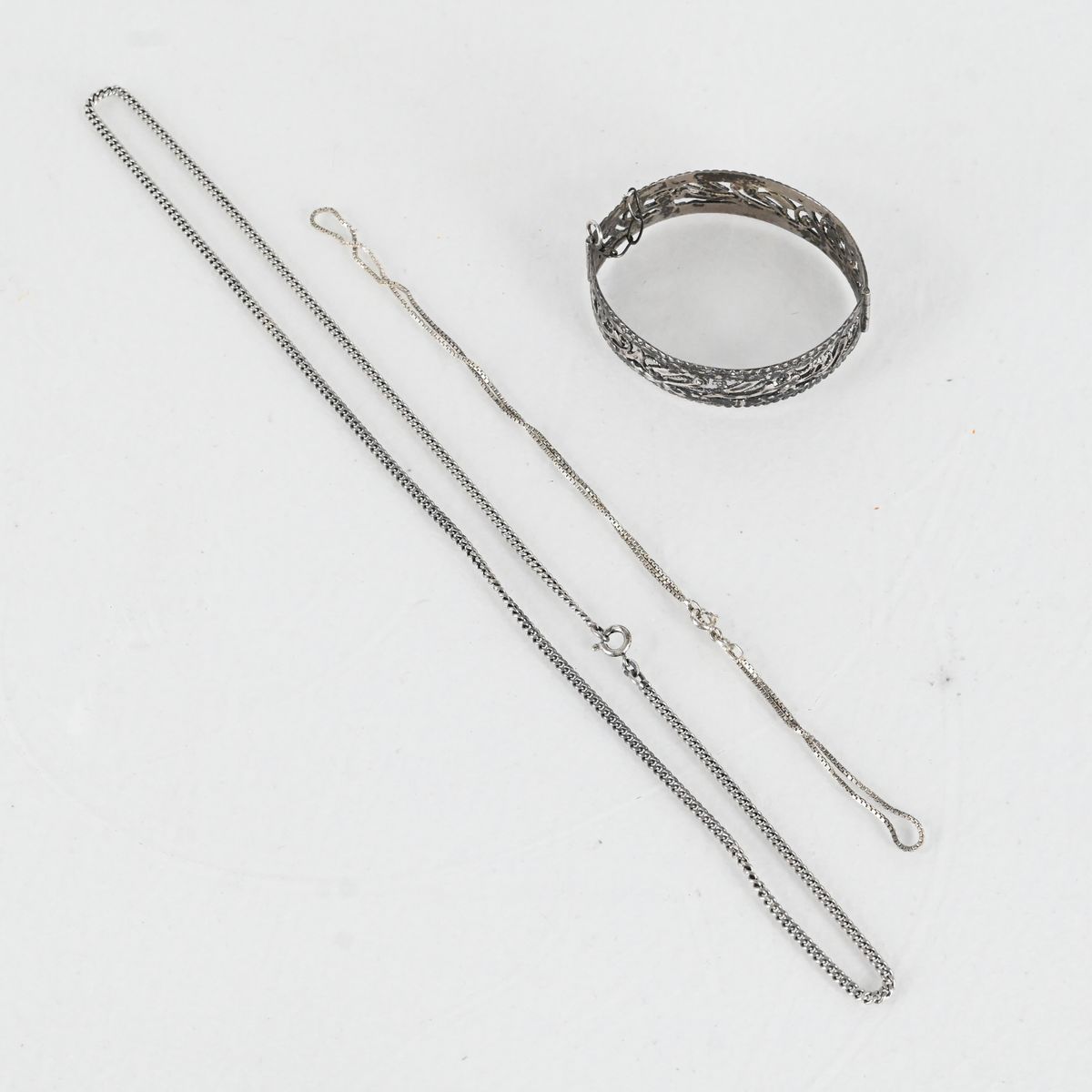 Armring, 2 halsband, Silver på auktion i Luleå, Norrbottens län hos Luleå Auktionsverk