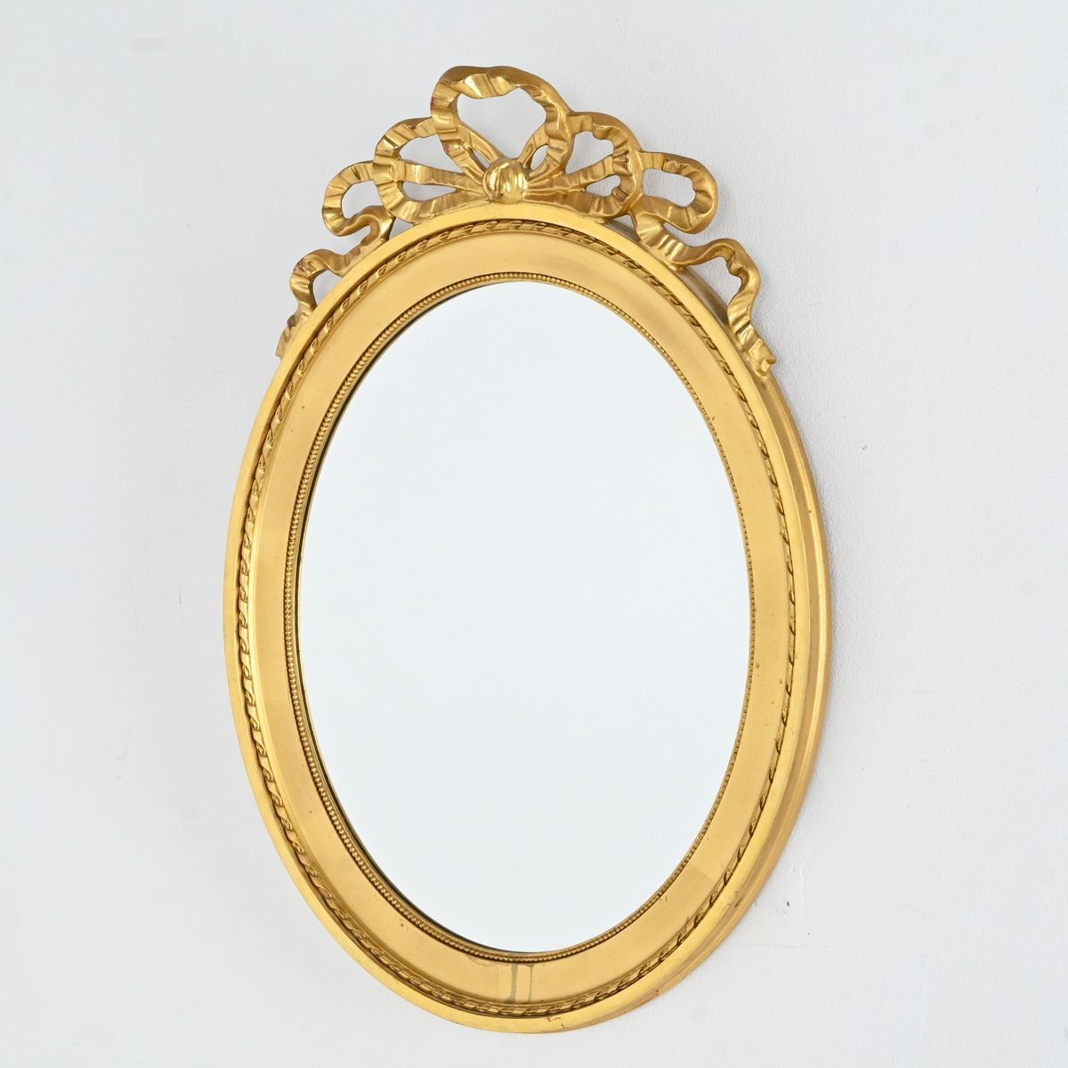 Oval spegel med guldförgylld ram, slipat glas, gustaviansk stil, 1900-talets mitt på auktion i Luleå, Norrbottens län hos Luleå Auktionsverk