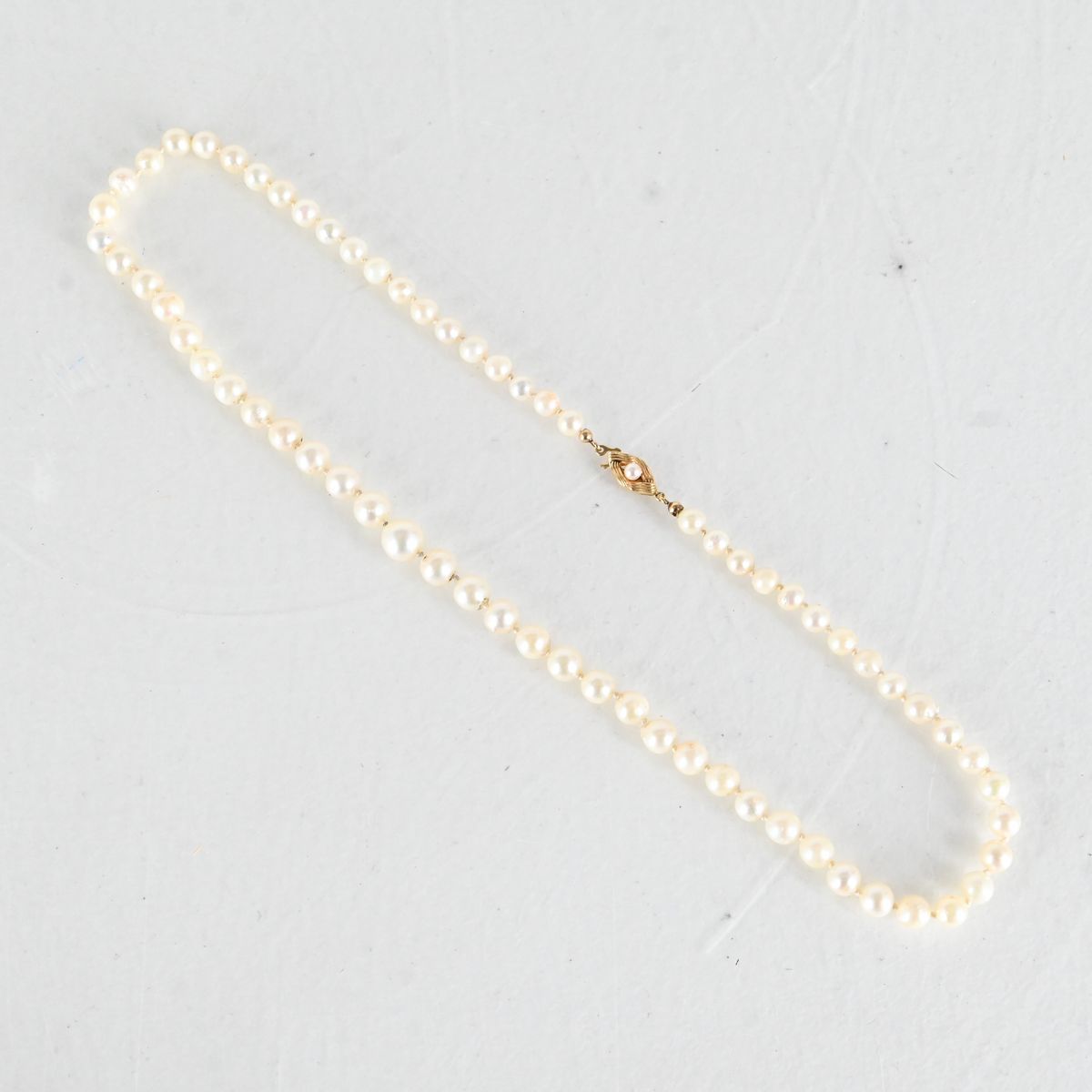 Pärlcollier med guldlås 18K, Odlade pärlor på auktion i Luleå, Norrbottens län hos Luleå Auktionsverk