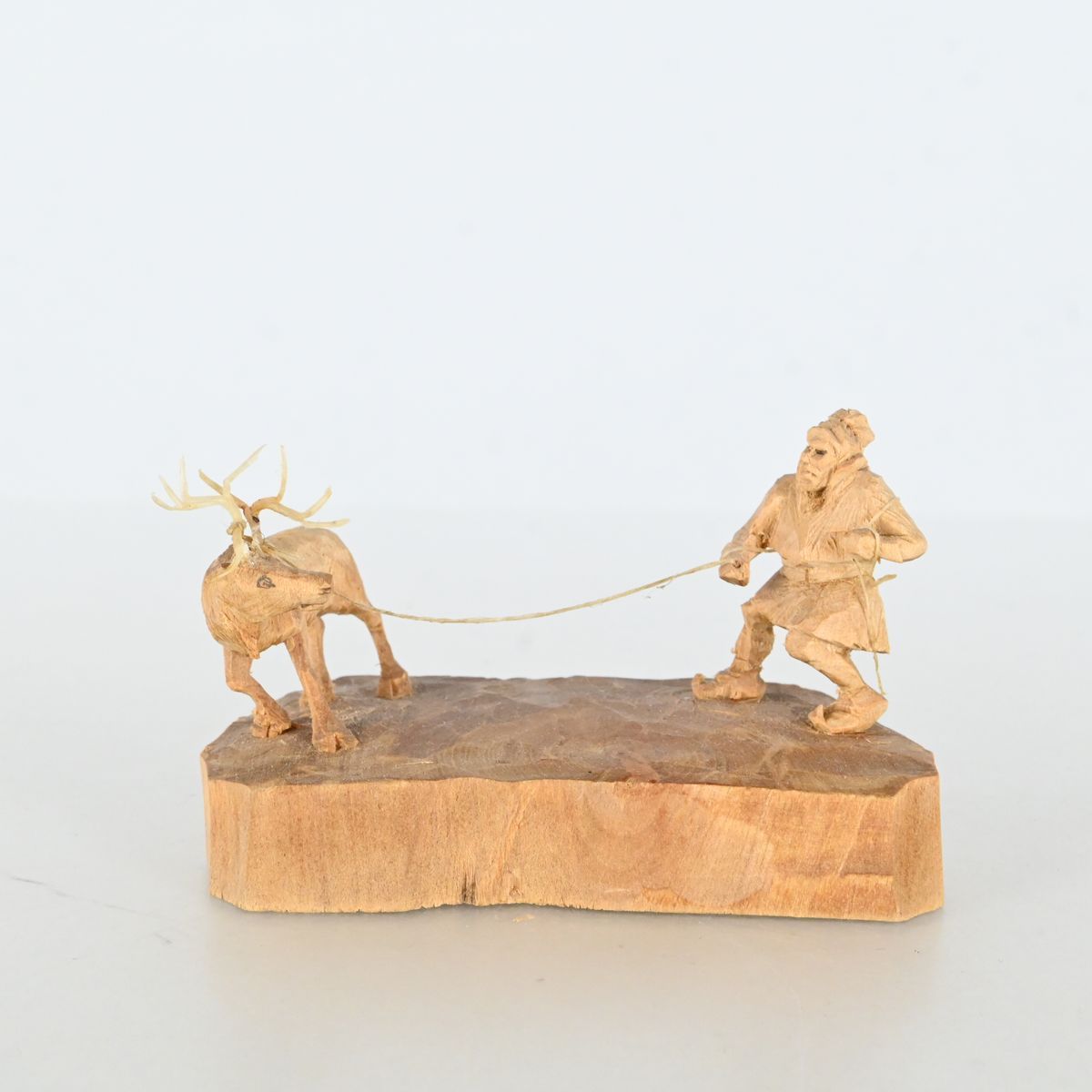 Martin Stenström, Träskulptur, Same med lasso och ren på auktion i Luleå, Norrbottens län hos Luleå Auktionsverk