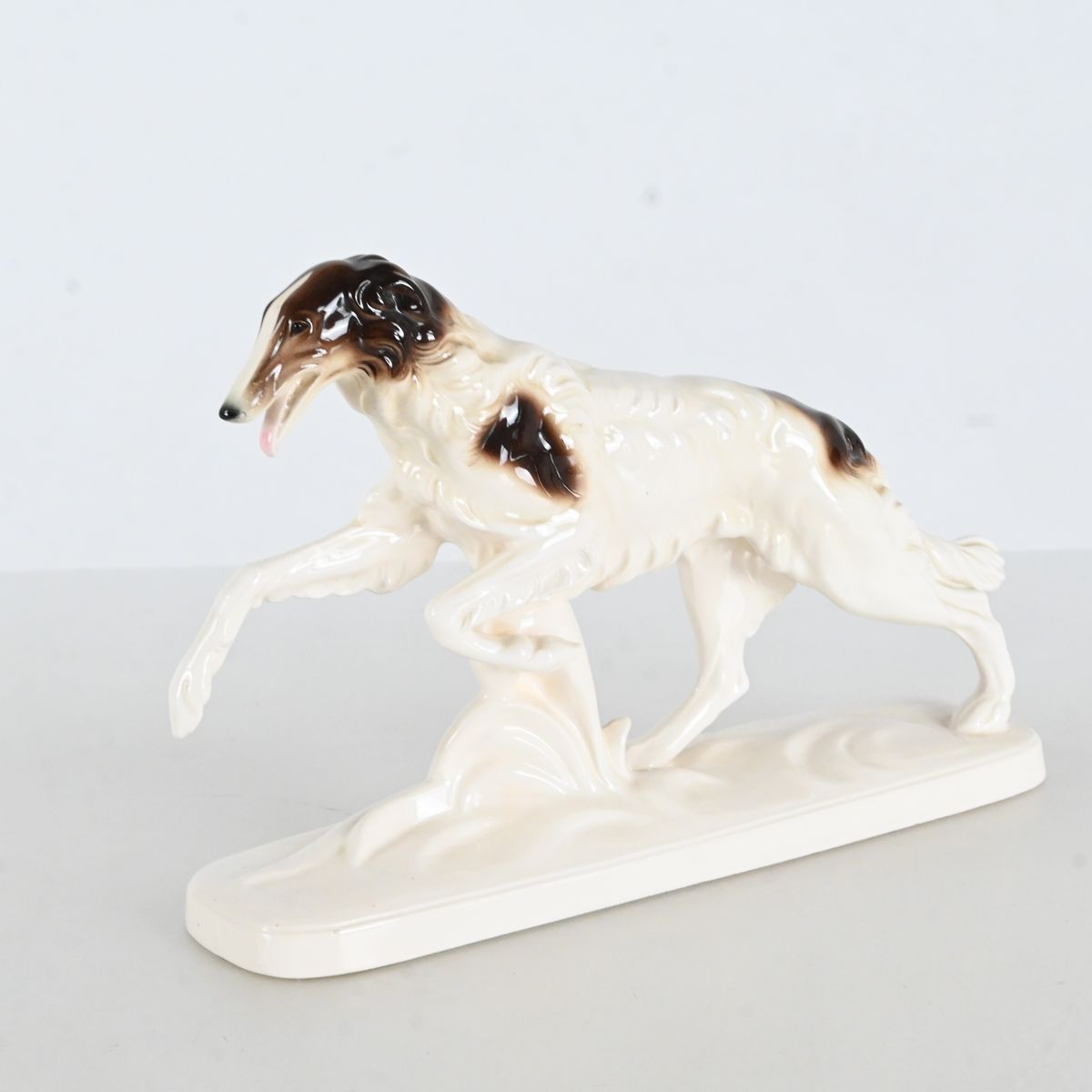 Figurin, Borzoi rysk vinthund, porslin, Hertwig på auktion i Luleå, Norrbottens län hos Luleå Auktionsverk