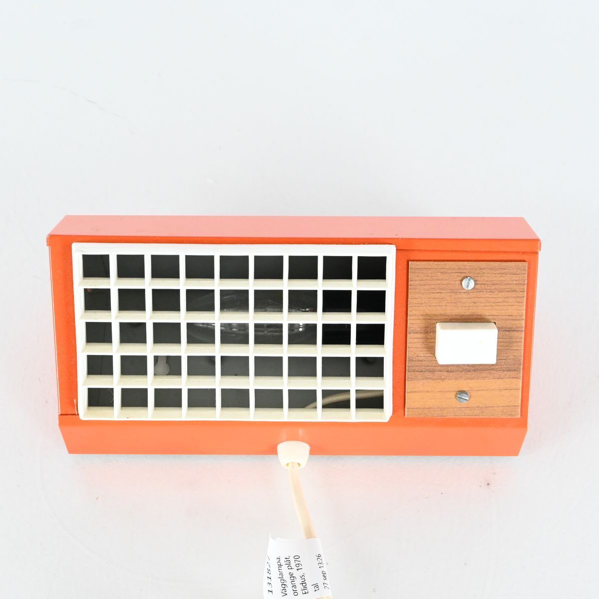 Vägglampa, orange plåt, Elidus, 1970 tal på auktion i Luleå, Norrbottens län hos Luleå Auktionsverk