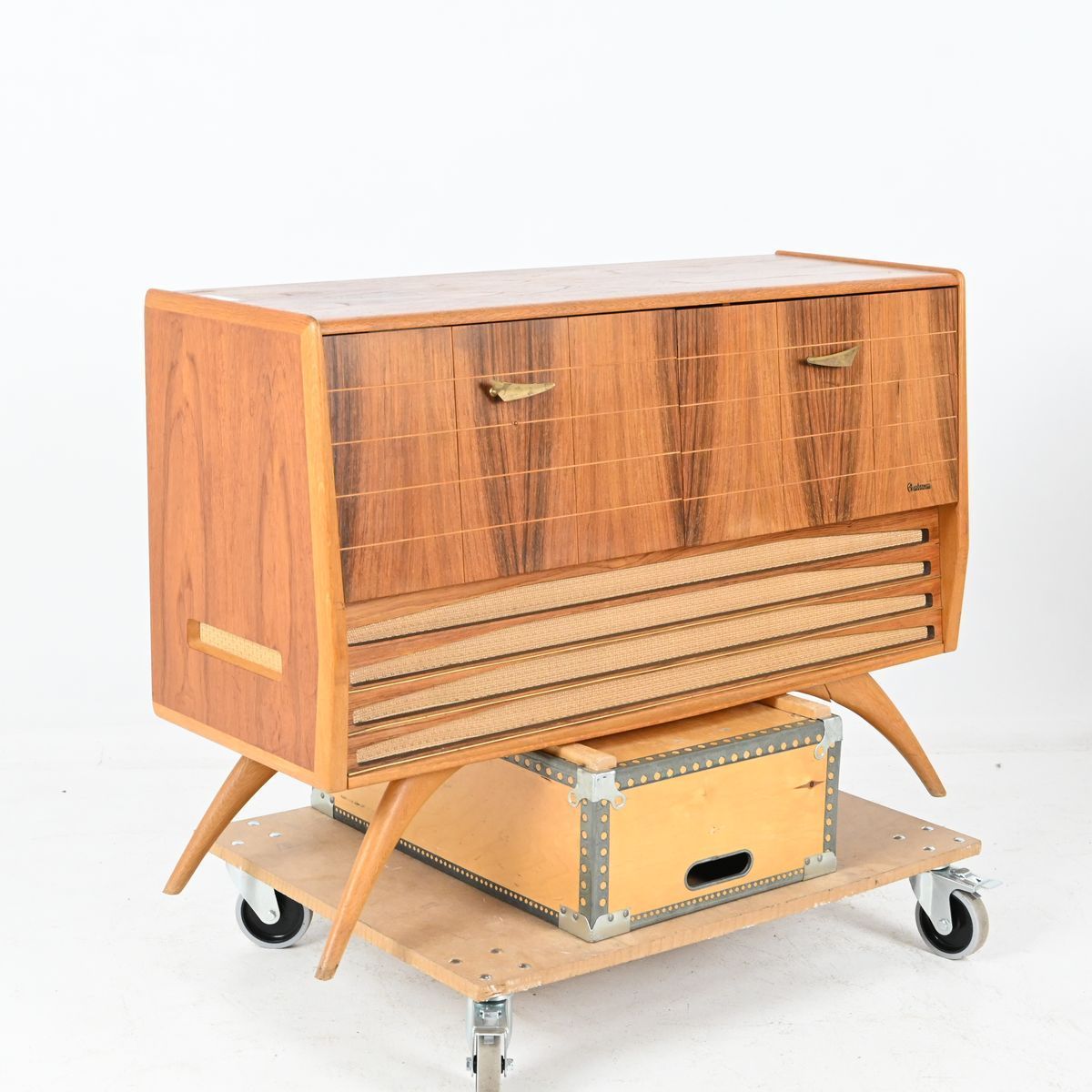 Radiogrammofonmöbel, teak, Centrum, 1950-tal på auktion i Luleå, Norrbottens län hos Luleå Auktionsverk