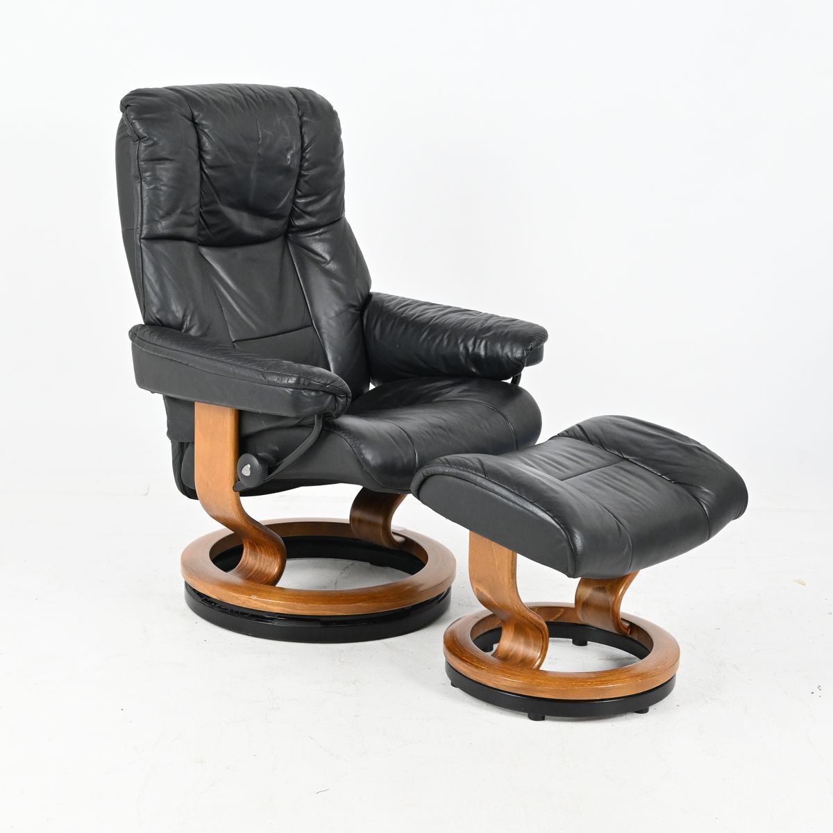 Skinnfåtölj med fotpall "Stressless", Ekornes, svart skinn på auktion i Luleå, Norrbottens län hos Luleå Auktionsverk