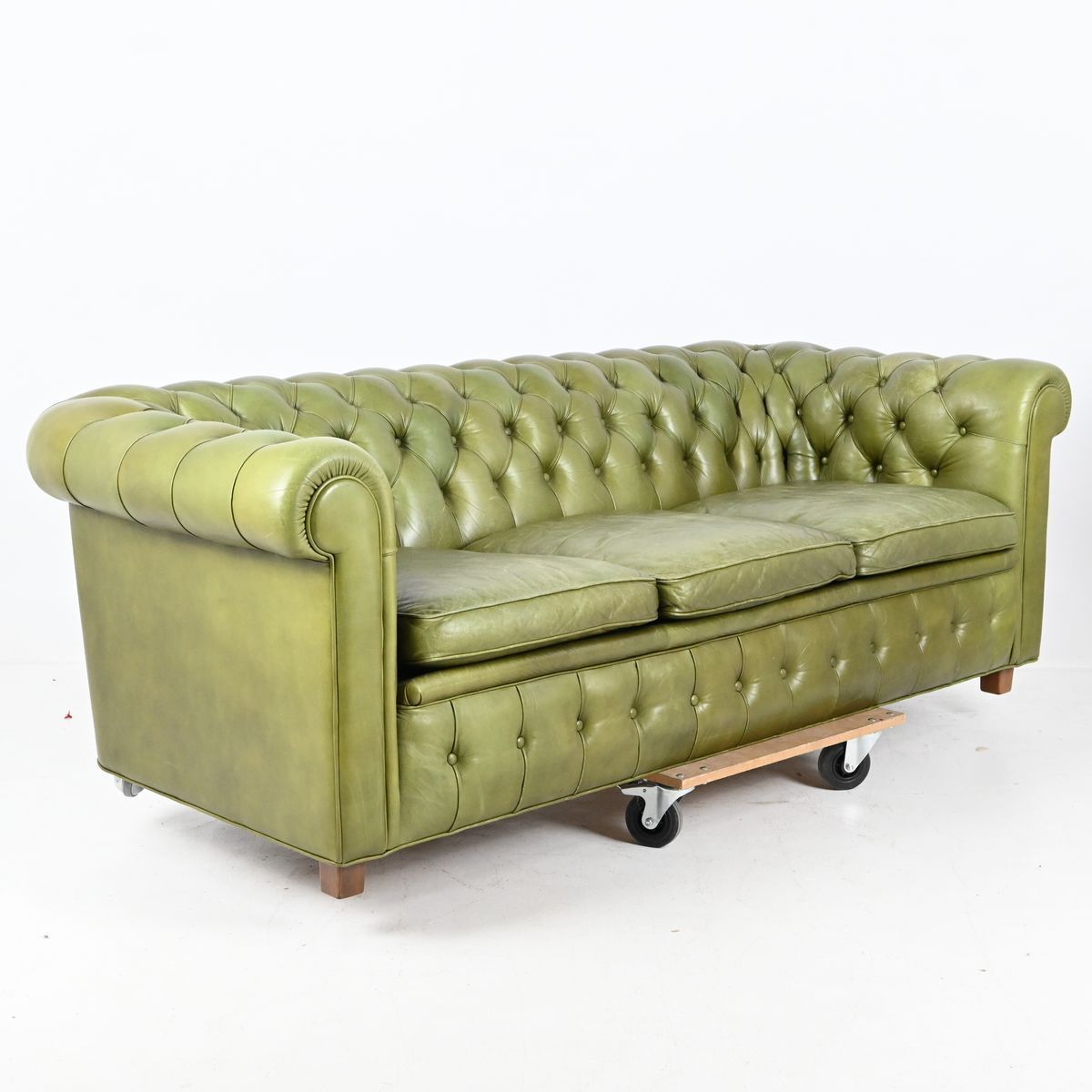 Soffa "Chesterfield", grönt skinn, Norells på auktion i Luleå, Norrbottens län hos Luleå Auktionsverk