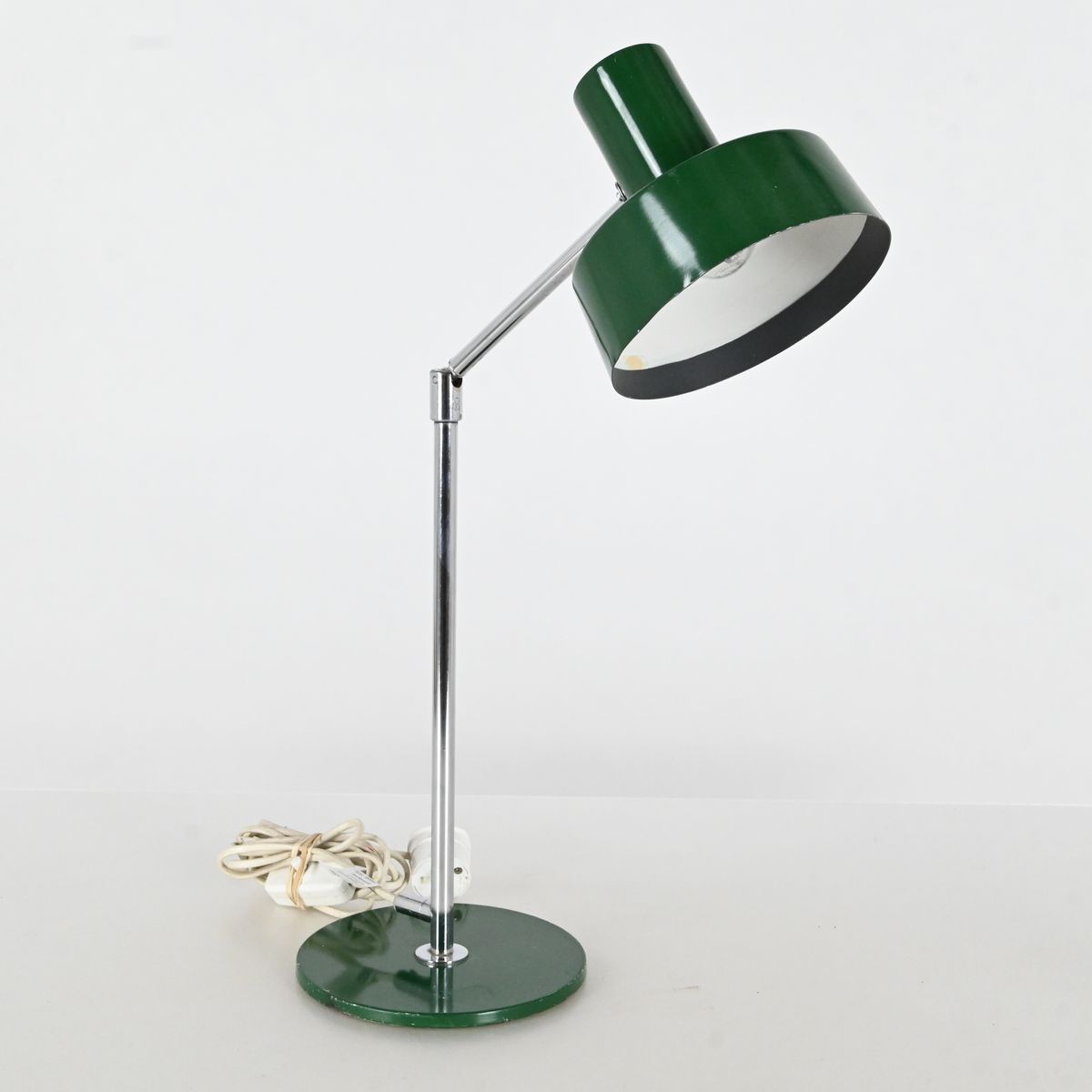 Bordslampa, krom och grönlackad metall, 1970-tal på auktion i Luleå, Norrbottens län hos Luleå Auktionsverk