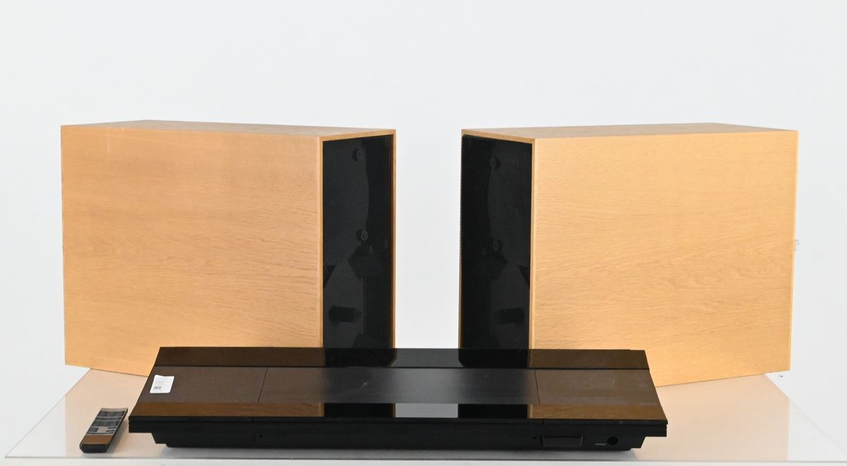 Stereo, 2 Högtalare, Bang & Olufsen, Beocenter 8000 på auktion i Luleå, Norrbottens län hos Luleå Auktionsverk