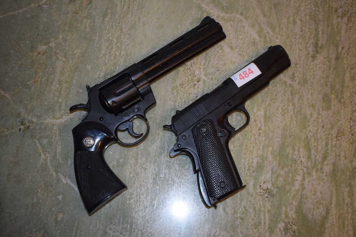 2 pistoler relikor (45512) — Luleå Auktionsverk